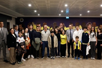 Jose Mourinho, bursiyer çocuklarla iftarda buluştu