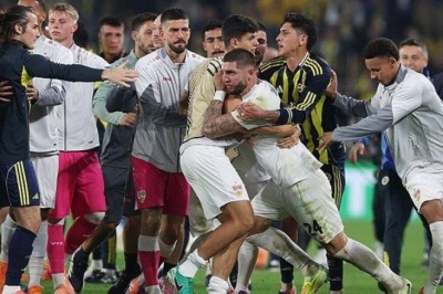 Bitiş Düdüğünün Ardından Saha Karıştı.